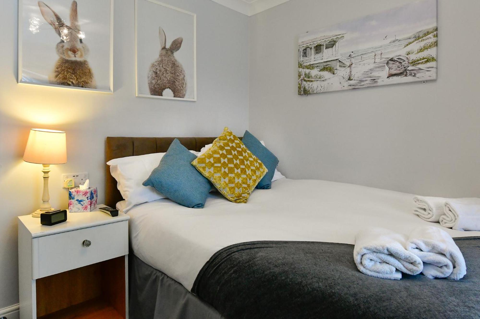 Free Parking - Heart Of The City - Superb Townhouse & Garden - Peaceful Area But Only 5Min Walk To Beach, Shops, Bars, Arena, Marina, Parks Swansea Exterior photo