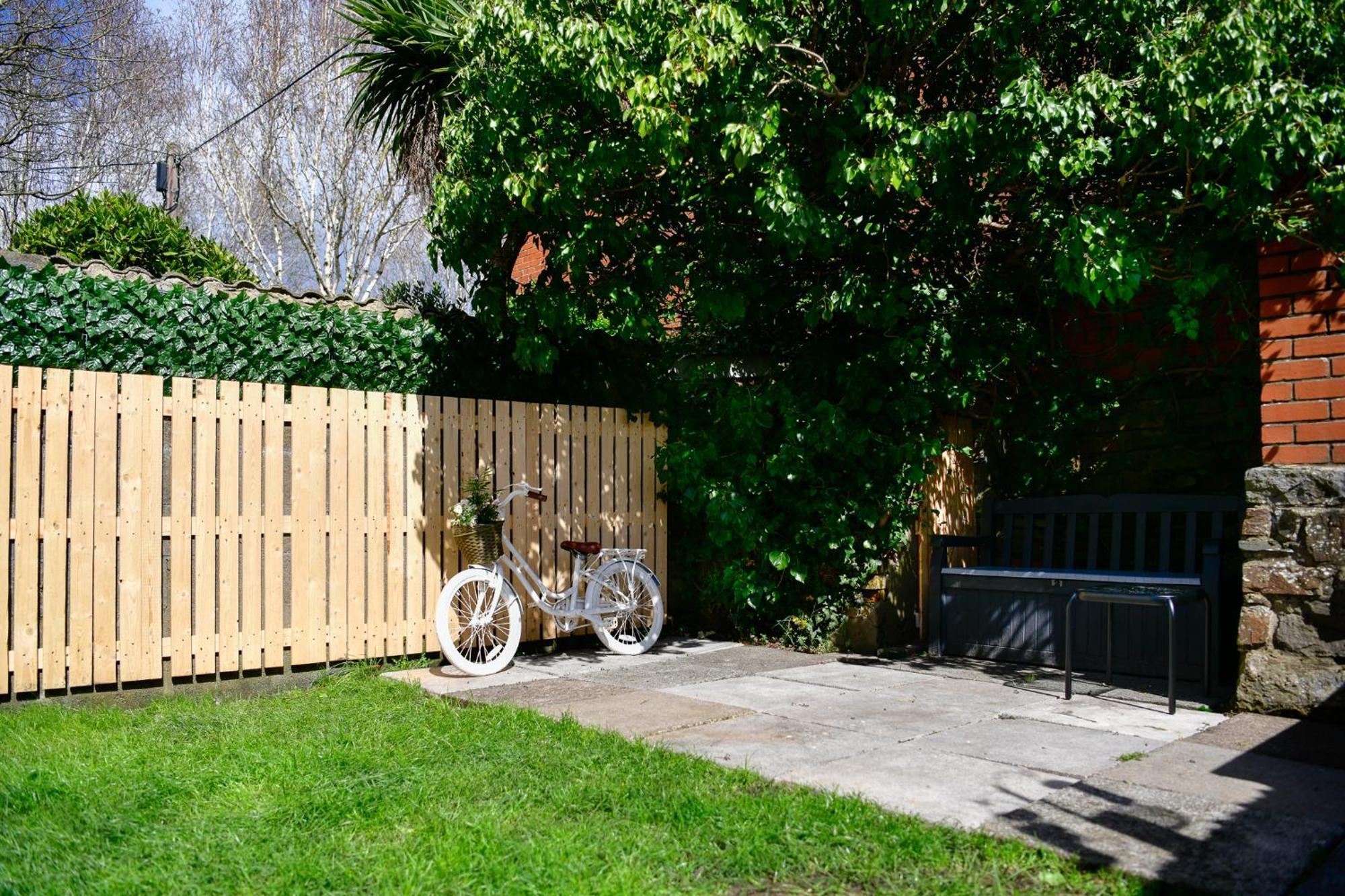 Free Parking - Heart Of The City - Superb Townhouse & Garden - Peaceful Area But Only 5Min Walk To Beach, Shops, Bars, Arena, Marina, Parks Swansea Exterior photo